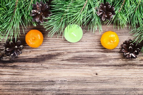 Kerstversiering Dennenboom Kaarsen Kegels Een Bal Oude Houten Ondergrond Met — Stockfoto