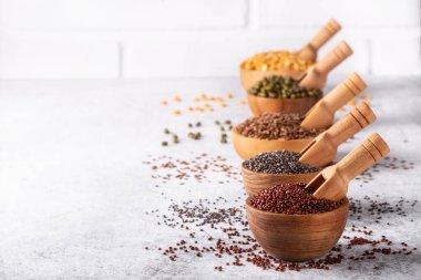 Fasulye çeşitleri, tohumlar, beyaz beton arka plandaki baklagiller. Sebze proteini kaynağı, sağlıklı beslenme..