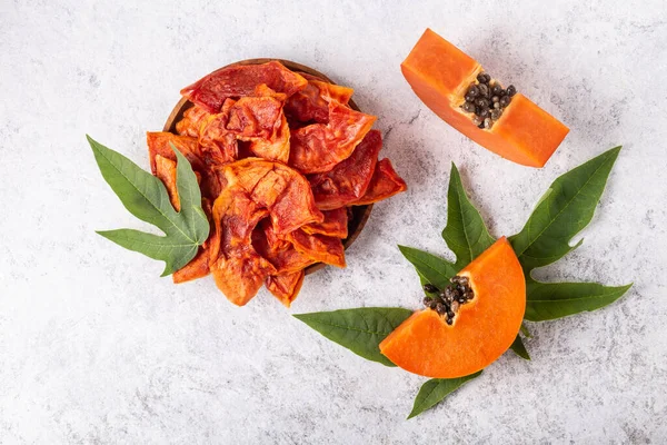 Gedroogde Papaya Plakjes Witte Achtergrond Bovenaanzicht Superfood Veganistisch Vegetarisch Voedsel Rechtenvrije Stockfoto's