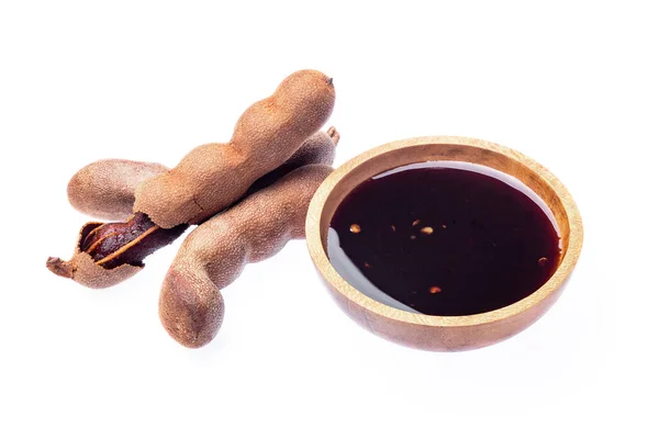 Salsa Tamarindo Fresco Con Frutas Tazón Madera Aislado Sobre Blanco Fotos de stock libres de derechos