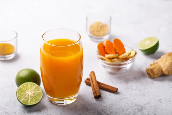 Gezond Drinken Uit Kurkuma Gember Wortels Limoen Een Glas Witte Rechtenvrije Stockafbeeldingen