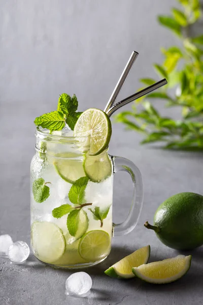 Geïnfundeerd Ontgiftingswater Met Limoen Munt Ijskoude Zomer Cocktail Zelfgemaakte Limonade Rechtenvrije Stockfoto's