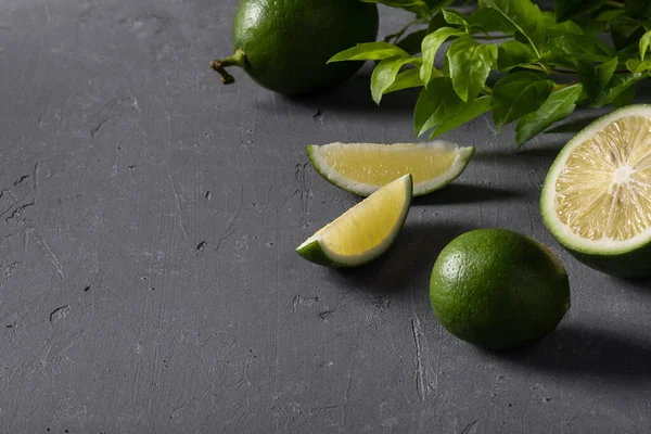 Citrons Verts Juteux Sur Fond Béton Gris Alimentation Saine Désintoxication Photos De Stock Libres De Droits