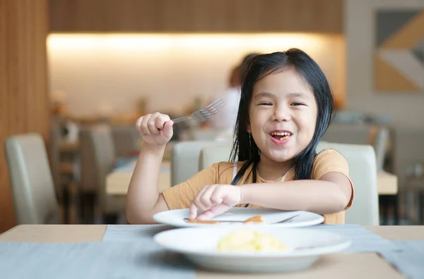 Asiatische Kind Niedlich Oder Kind Mädchen Lächeln Mit Gabel Genießen — Stockfoto