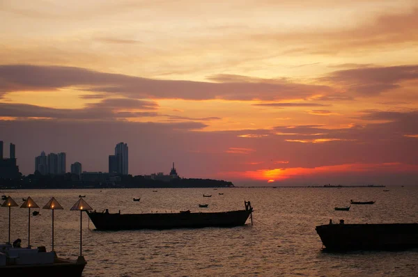 Restaurante Mar Ciudad Con Barco Pesca Marina Crepúsculo Cielo Dorado Imagen De Stock