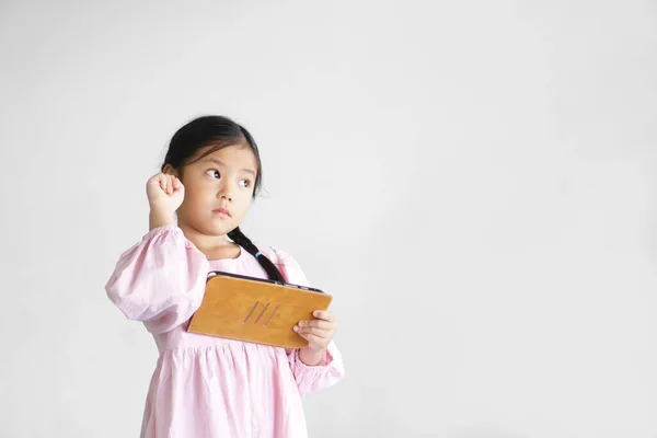 Asiatique Enfant Enfant Fille Debout Tenir Ordinateur Tablette Pad Avec — Photo