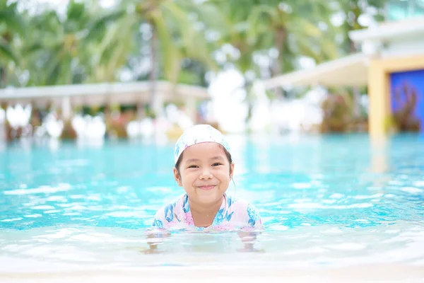 Asiatisches Kind Niedlich Oder Kleines Mädchen Badeanzug Rand Des Swimmingpools — Stockfoto