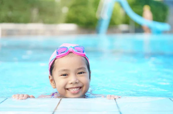 Asiatisches Kind Niedlich Oder Kleines Mädchen Mit Badeanzug Und Schwimmbrille — Stockfoto