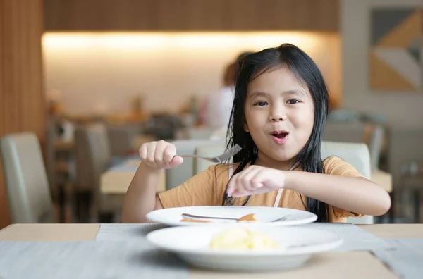 Asiatische Kind Niedlich Oder Kind Mädchen Lächeln Mit Gabel Genießen — Stockfoto