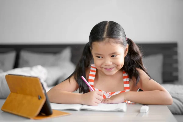 Ασιάτης Μαθητής Παιδί Πίσω Στο Σχολείο Παιδί Κορίτσι Χαμόγελο Γράψει Φωτογραφία Αρχείου