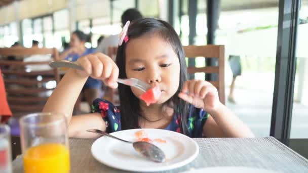 Aziatische Kinderen Schattig Kind Meisje Eten Watermeloen Zoet Fruit Met — Stockvideo