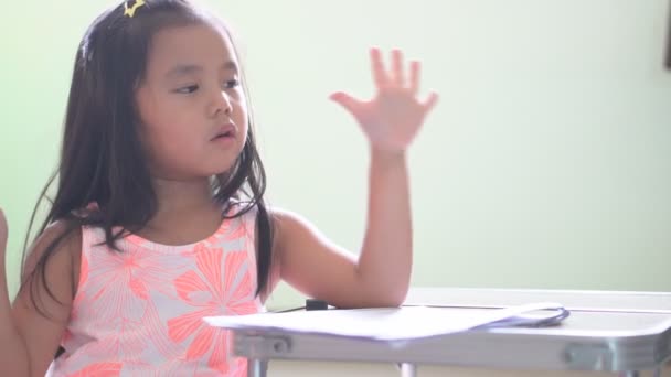 Asiática Crianças Criança Menina Estudante Matemática Estudo Com Adição Aprendizagem — Vídeo de Stock