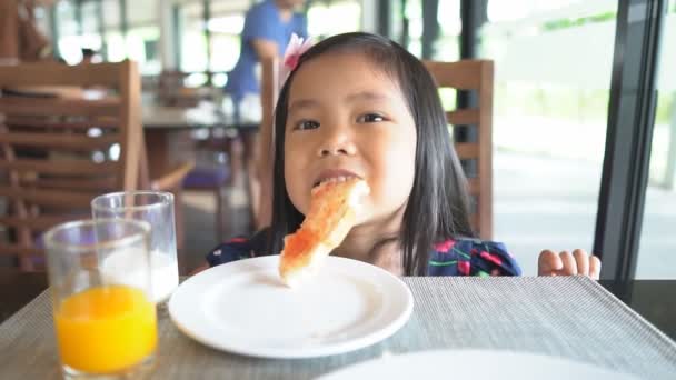 Niños Asiáticos Linda Niña Hambrienta Disfrutar Con Diversión Comiendo Mermelada — Vídeo de stock