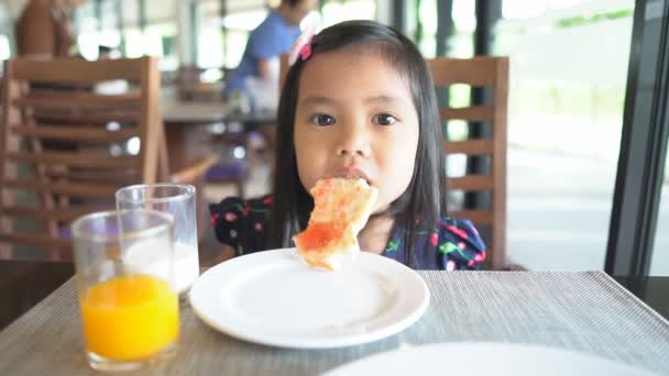 Los Niños Asiáticos Niña Con Hambre Disfrutar Con Diversión Comiendo — Vídeo de stock