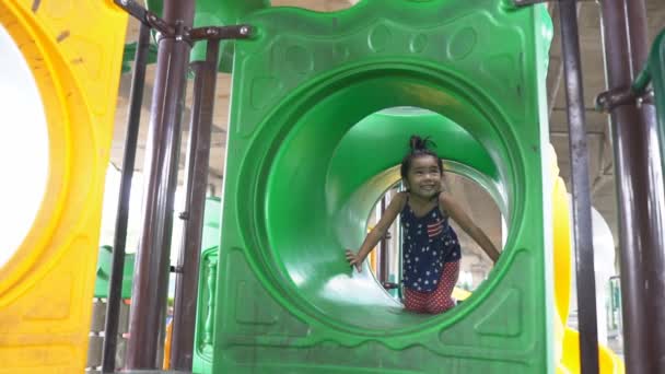 在游乐场或游乐场及幼稚园进行运动 让亚洲小孩可爱或小孩笑着玩古色古香的隧道 开心或愉快地享受假日的放松 — 图库视频影像