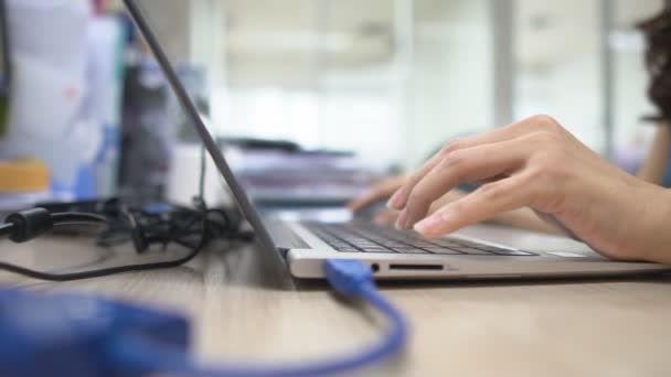 Mano Mujer Hombre Negocios Personal Teclado Portátil Computadora Para Trabajo — Vídeos de Stock