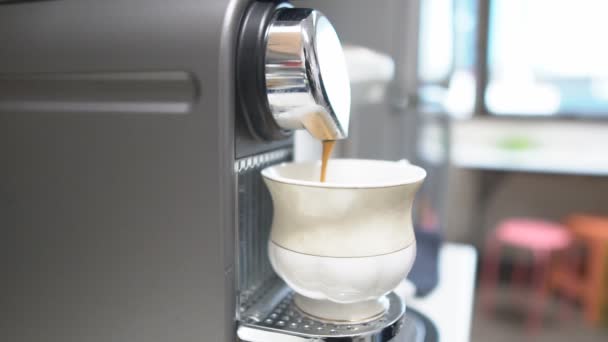 Sıcak Sade Kahve Buharlı Dumanlı Beyaz Bardakta Aromalı Kahve Makinesi — Stok video
