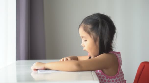 亚洲儿童或女童的微笑或学生们喜欢看书 以便在幼儿园 幼儿园或幼儿园的教室里 坐在白色的桌子上 天窗上 接受教育 学习和训练 — 图库视频影像