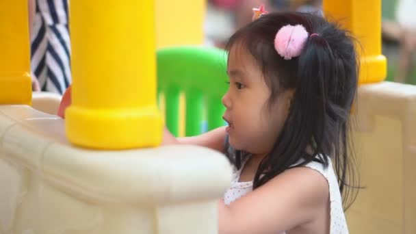 Азійська Дитина Або Дівчинка Посміхаються Граючи Кольорові Ігрові Майданчики Іграшки — стокове відео