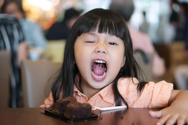 Niños Asiáticos Linda Niña Disfrutan Divierten Con Feliz Comer Delicioso Imagen De Stock