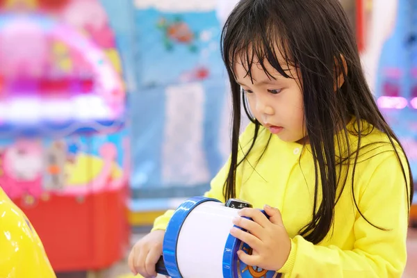 Azjatyckie Dzieci Słodkie Lub Dziecko Dziewczyna Niegrzeczny Zabawy Gry Zabawki Obrazy Stockowe bez tantiem