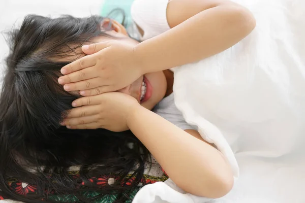 Asiático Niños Lindo Niña Dormir Con Mano Cerca Los Ojos Imagen De Stock