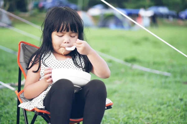 Niños Asiáticos Linda Niña Cabello Desaliñado Con Hambre Comer Fideos Imagen De Stock