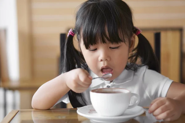 Niños Asiáticos Linda Niña Sosteniendo Cuchara Boca Abierta Para Deliciosa Fotos De Stock Sin Royalties Gratis