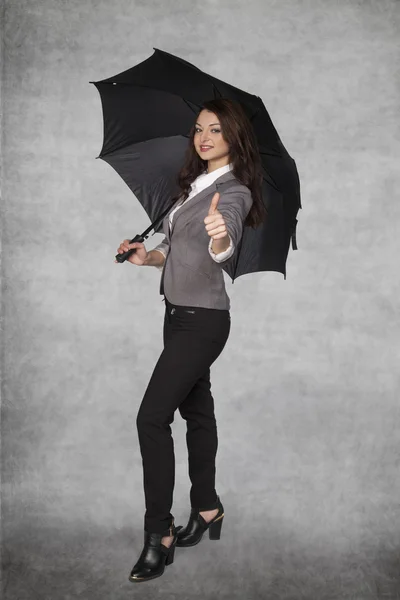 Daumen hoch für Geschäftsfrau unter dem Regenschirm — Stockfoto