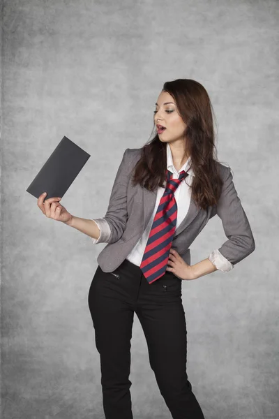 Young businesswoman holding an envelope with a bribe — 图库照片