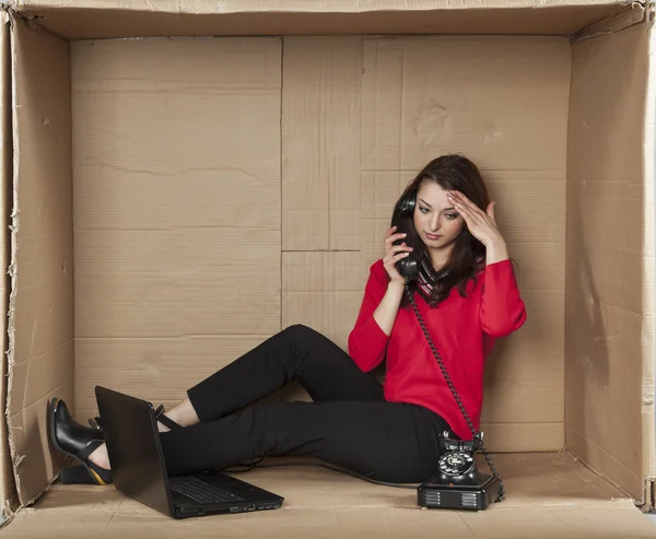 Kvinna som arbetar i ett callcenter — Stockfoto