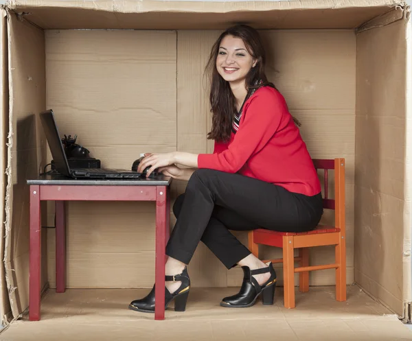 Glückliche Geschäftsfrau, die am Computer arbeitet — Stockfoto
