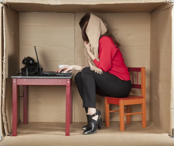 Secretary working in the office, despite the cold — Stockfoto