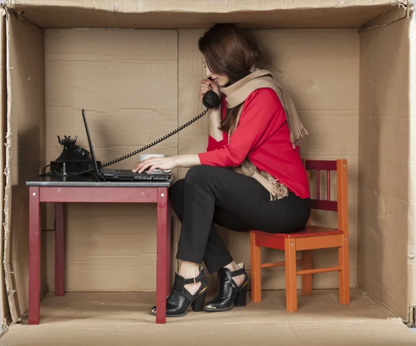 Secretário falando ao telefone e escrevendo em um computador — Fotografia de Stock