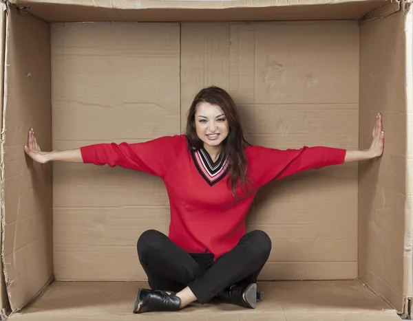 Business woman sitting in a cramped office — Stock Photo, Image