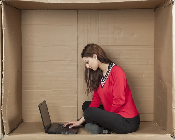 Mujer de negocios trabajando horas extras — Foto de Stock