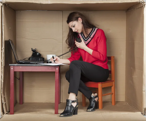 Secrétaire multitâche dans le bureau — Photo