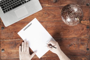 işadamı yeni belgeleri imzalar