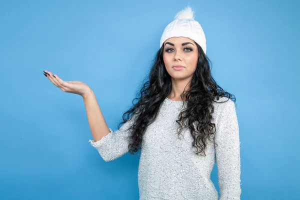 Kopiëren van ruimte op de hand van leuke vrouw — Stockfoto