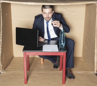 Sarhoş işadamı bir sözleşme okuma