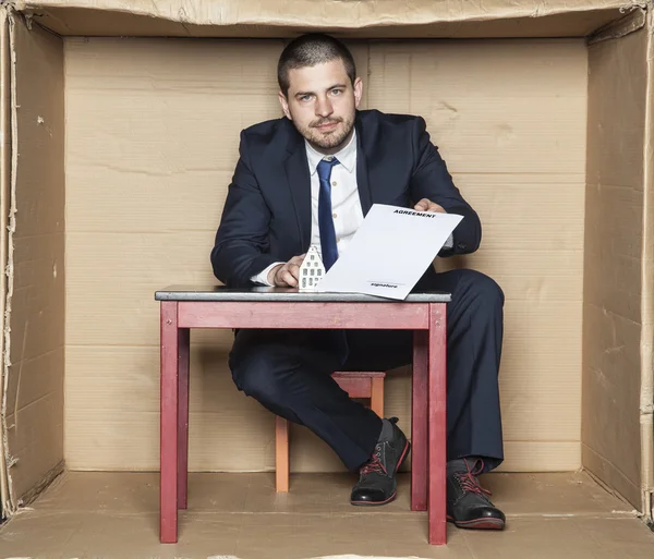 Empresário dando um contrato para assinar — Fotografia de Stock