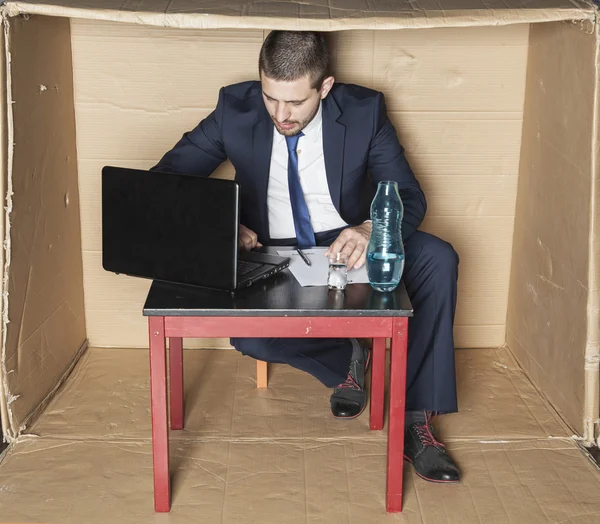 Empresário trabalhando duro, álcool em sua mesa — Fotografia de Stock