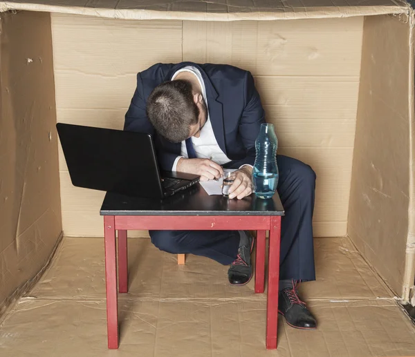 Drunk businessman asleep at his desk — Stock Photo, Image