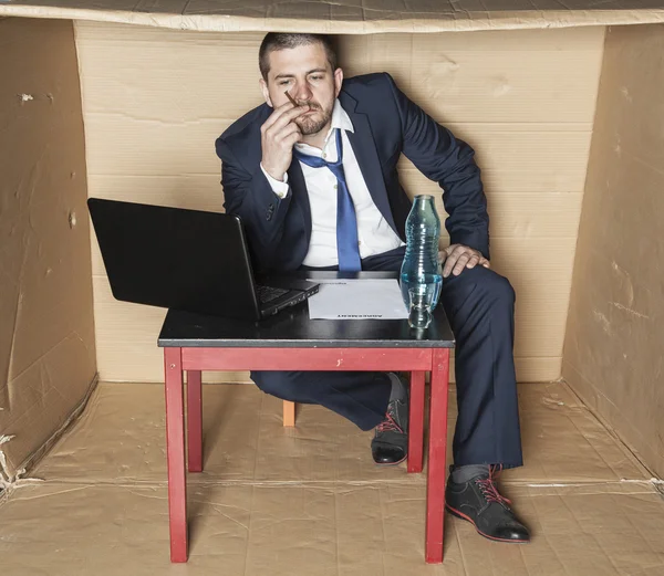 Empresário desempregado fuma e bebe álcool — Fotografia de Stock