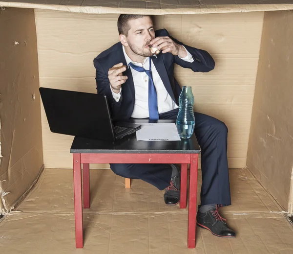 Cigarro e vodka na mão de homem de negócios — Fotografia de Stock