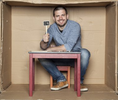 adam Tamam rozetli bir kutu içinde