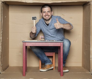 başparmak yukarıya ve gülümseme