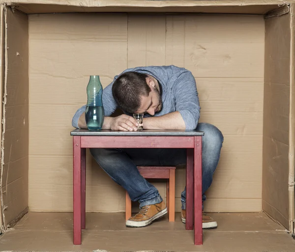 Besviken arbetslösa man dricker alkohol — Stockfoto