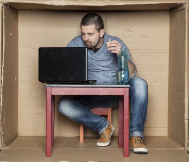 elinde bir bardak ile öğrenci web haberlerde okur