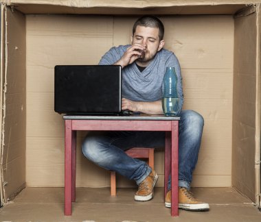 tek öğrenci alkol cam içecekler.